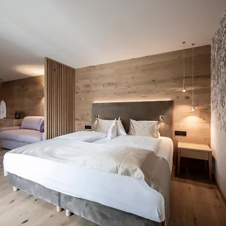 Small & Beautiful Hotel Gnaid Tirolo Exterior photo